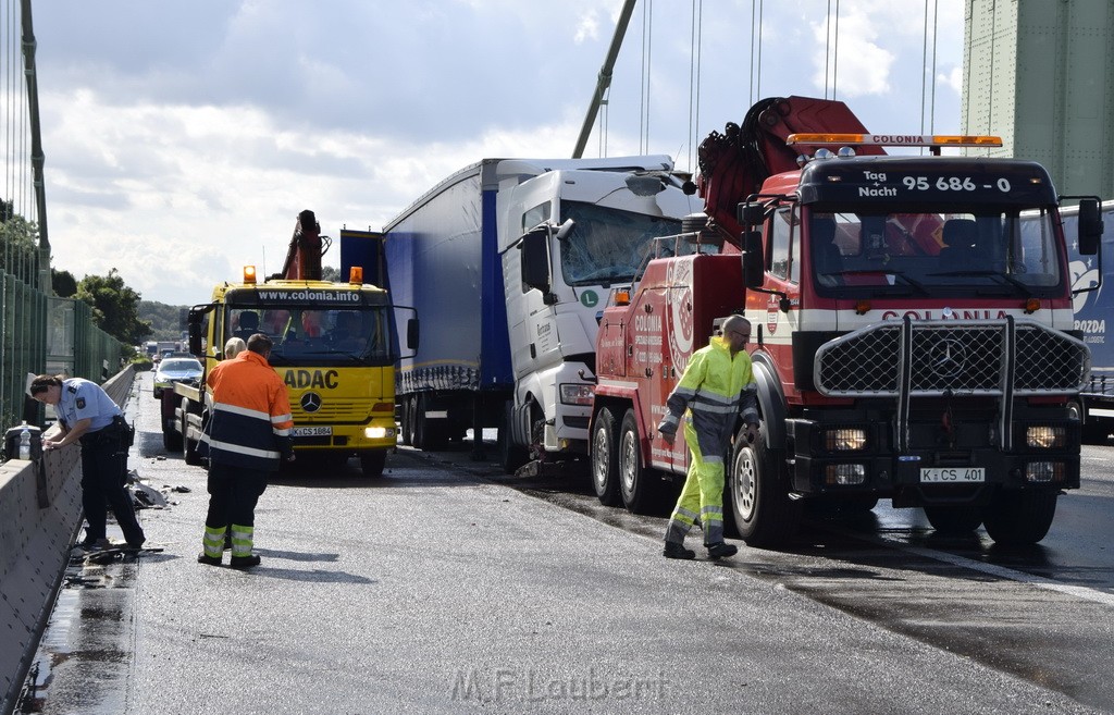 Schwerer LKW VU PKlemm A 4 Rich Olpe auf der Rodenkirchener Bruecke P436.JPG - Miklos Laubert